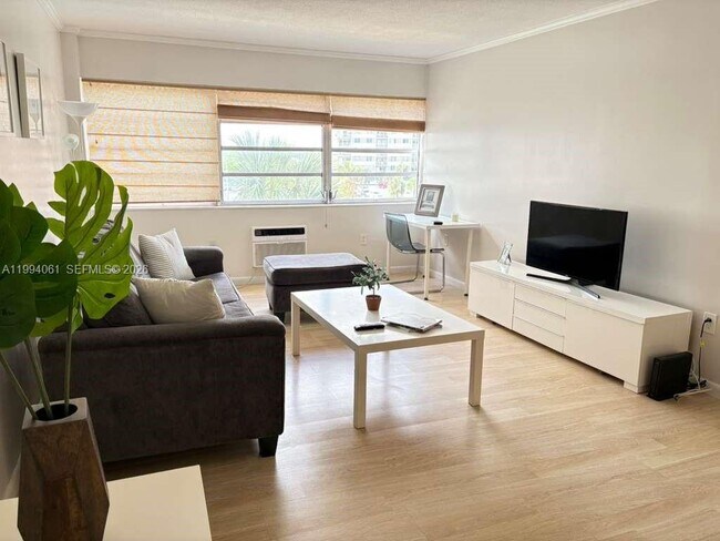 Building Photo - 220 Kings Point Dr