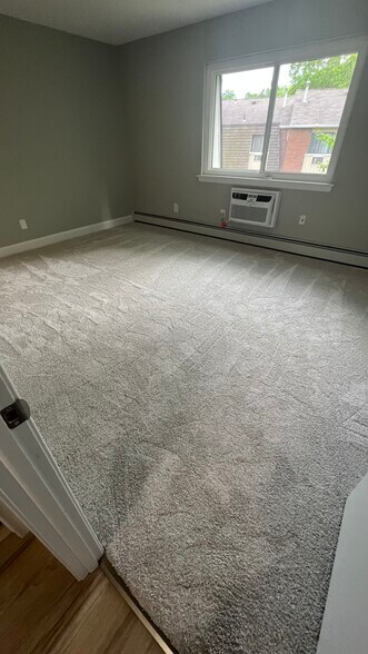 Master bedroom - 90 High Path Rd