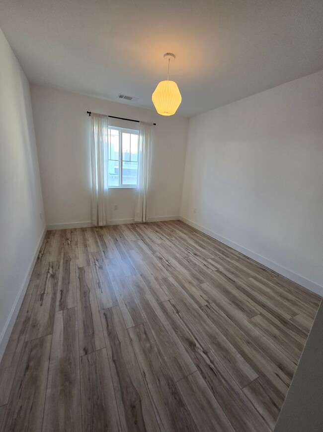 Building Photo - Beautiful Townhome in Righetti Ranch