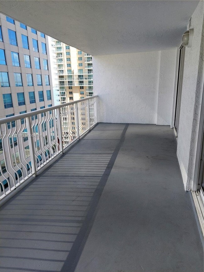 Building Photo - 1200 Brickell Bay Dr