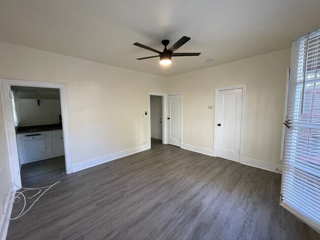 Building Photo - ECHO PARK studio ready to move in!!! Locat...