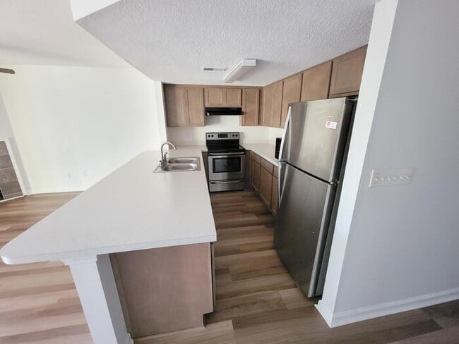 Building Photo - Renovated 1 bed 1 bath condo in gated comm...