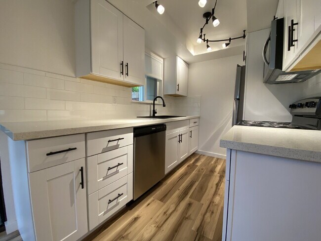 Building Photo - Spacious 3-Bedroom Remodeled Townhome in F...