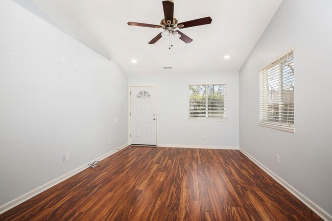 Building Photo - Beautiful 3 bed / 2 bath duplex in Uptown Neighborhood!