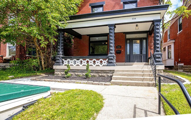 Building Photo - 734 E 10th St