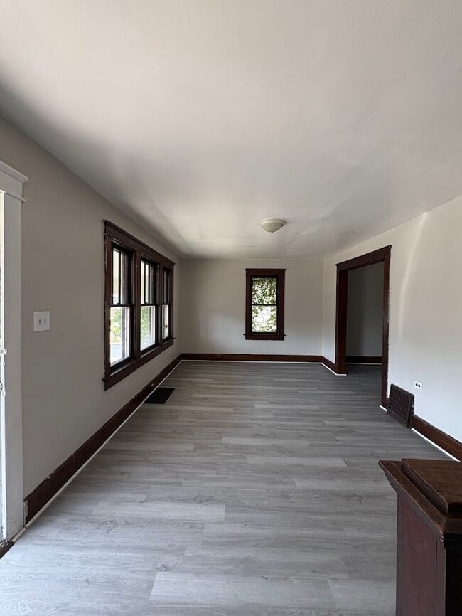 Building Photo - Three bedroom one bathroom home for rent