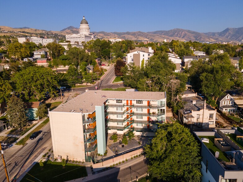 Building Photo - Valli Hi