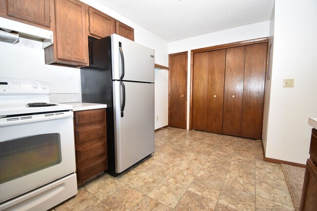 Building Photo - 2Bed 1.5Ba W/ Carport! Close to Trails, Ho...