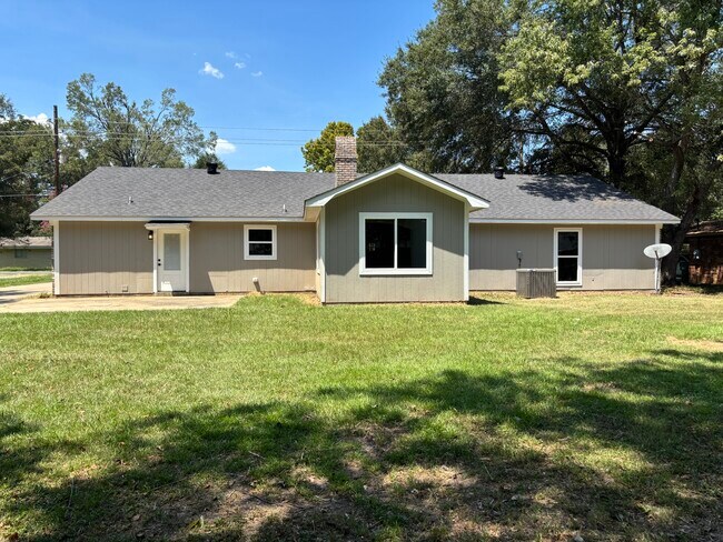 Building Photo - 512 Lakeside Dr
