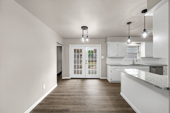 Building Photo - 509 NE Cimarron Cir