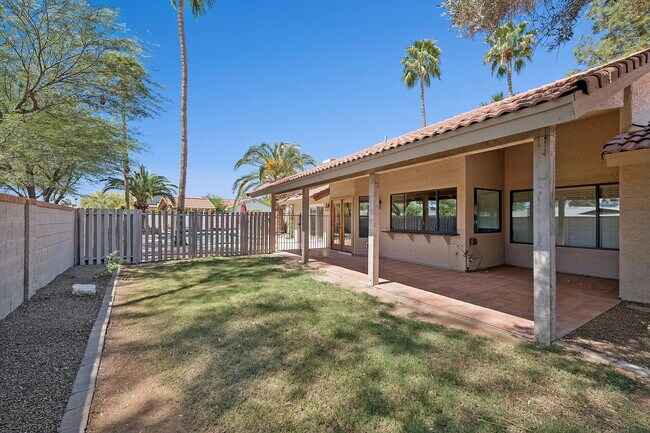 Building Photo - SPARKLING PRIVATE POOL, BEAUTIFUL HOME, UNBEATABLE LOCATION!