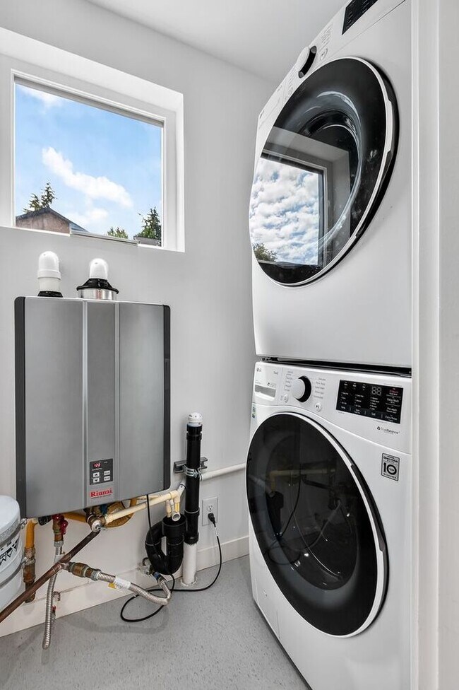 Building Photo - ULTRA-MODERN Air Conditioned Townhome in Beacon Hill (1st Month Free)