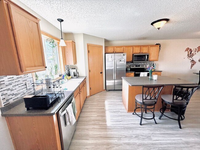 Building Photo - Updated 3bed 3bath End Unit Townhome w’Great Views