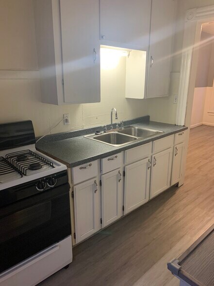 Building Photo - 816 N Sheridan St