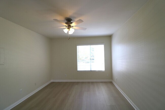 Building Photo - 5545 Canoga Ave