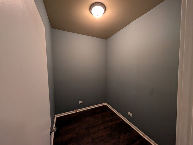Building Photo - Spacious 1BR/1BA with Off-Street Parking – $1,000/Month