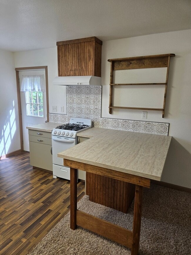 Building Photo - STATUS: AVAILABLE |R21| $1200 + $250 flat ...