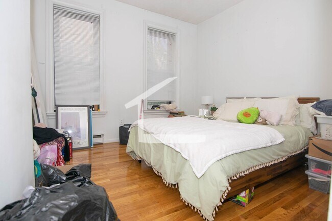 Building Photo - Beautiful 3 Bedroom Available 9/1/26