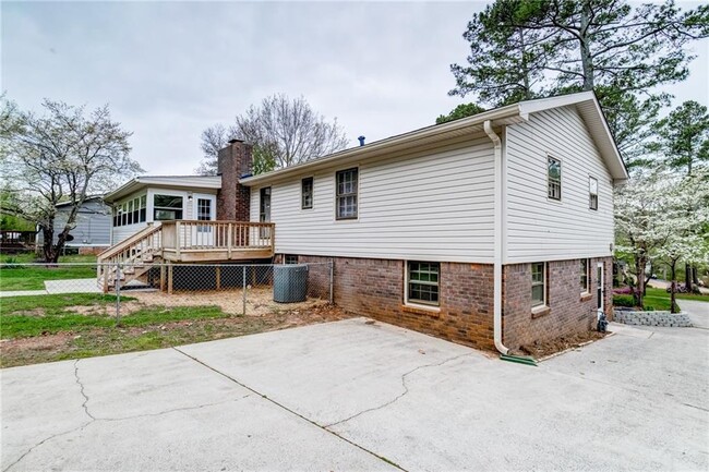 Building Photo - 770 Pine Lake Dr NW