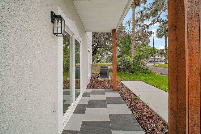 Building Photo - Luxury 2 Bed 2 Bath, Downtown Eustis Full ...