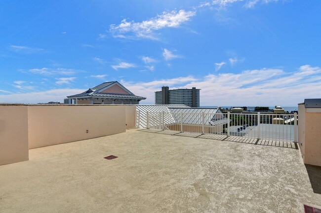 Building Photo - Gorgeous Penthouse Unit One Block from the...