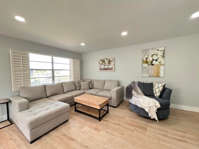 Building Photo - 698 Normandy Ln