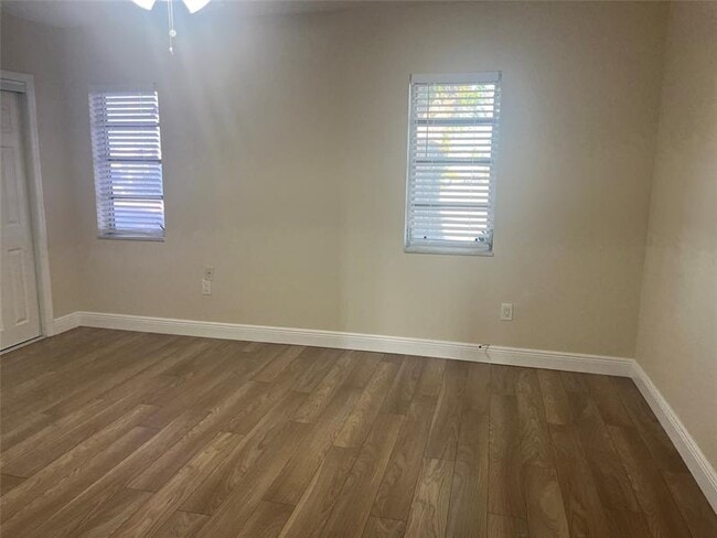 Building Photo - 5507 SW 24th Ave