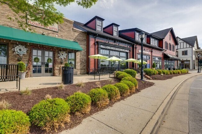 Building Photo - Luxurious Low-Maintenance Living in Westha...