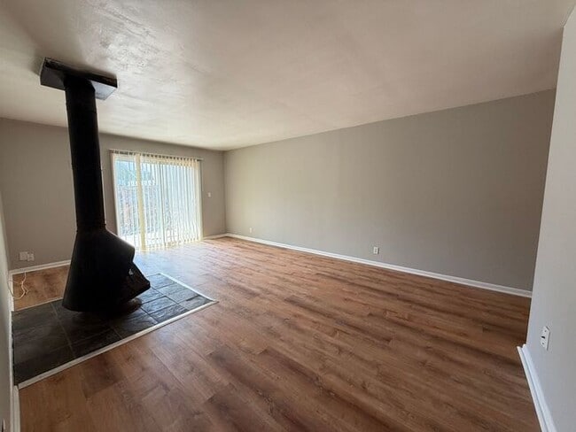 Building Photo - Fabulous Renovation!! Hermitage 1 Level Co...