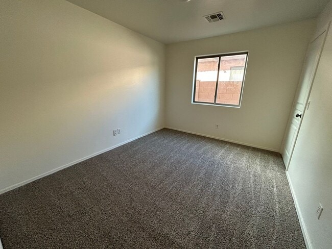 Building Photo - 2640 E Silversmith Trail