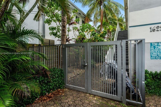 Building Photo - 1622 Bay Rd
