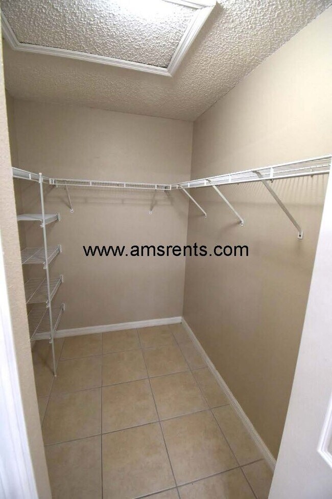 Building Photo - Spacious 3 bedroom 2 bath in Poinciana