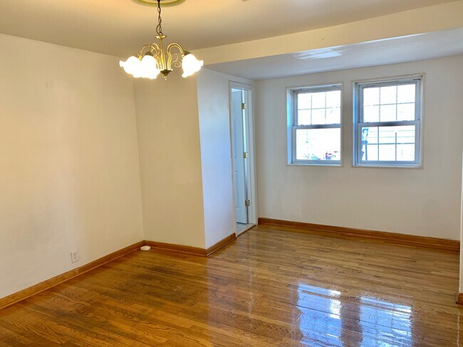 Building Photo - 427 Warren St