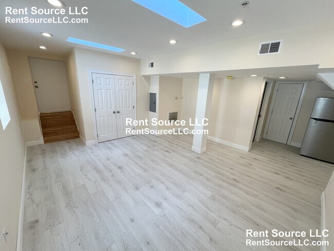 Building Photo - 612 Main St