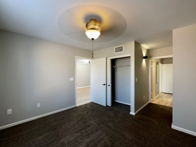 Building Photo - 8070 W Russell Rd