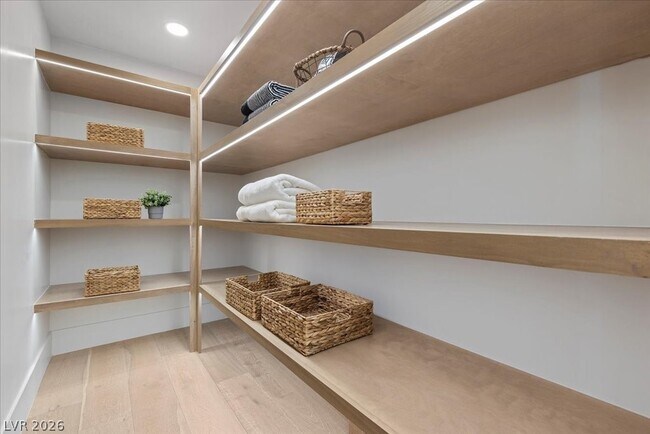 Building Photo - 2401 Driftwood Dr