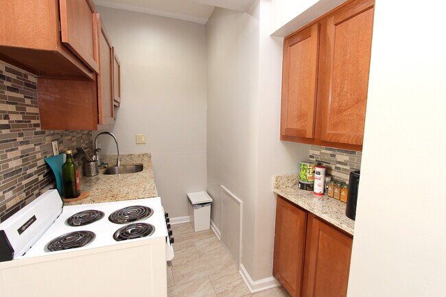 Building Photo - HIGHLAND MANOR APARTMENTS -- 020