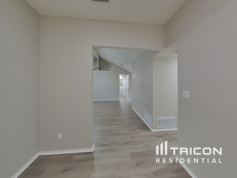 Building Photo - 1624 Bent Brook Dr