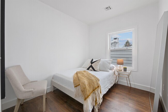 Building Photo - 111 Charles St