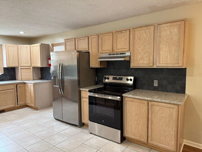 Building Photo - Welcome to this charming 3 bedroom, 2 bath...