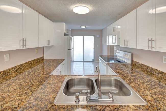 Building Photo - 858 Crystal Lake Dr