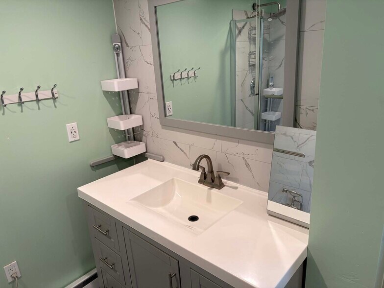 Building Photo - 723 Sharon Ave