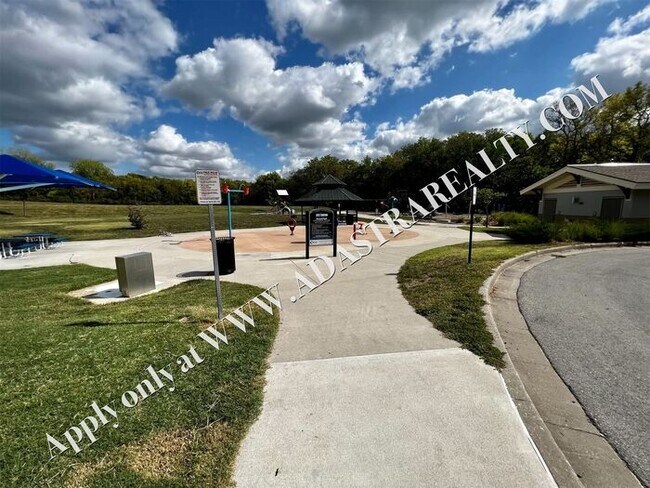 Building Photo - MOVE IN SPECIAL!!! Spacious Duplex in Lee's Summit-Available NOW!! MOVE IN SPECIAL $300 OFF 2nd M...