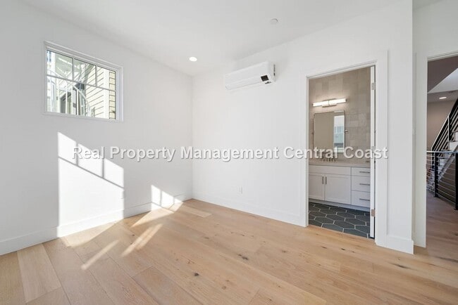 Building Photo - AVAILABLE JULY - Executive Townhome in Avi...