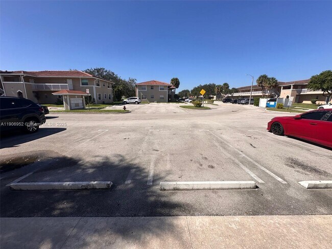 Building Photo - 1021 Twin Lakes Dr