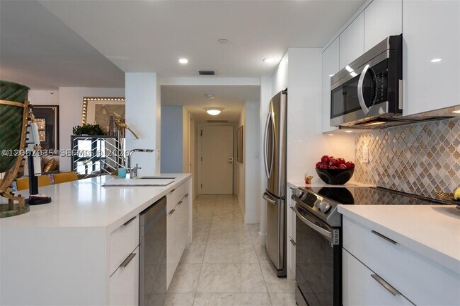 Building Photo - 2555 Collins Ave