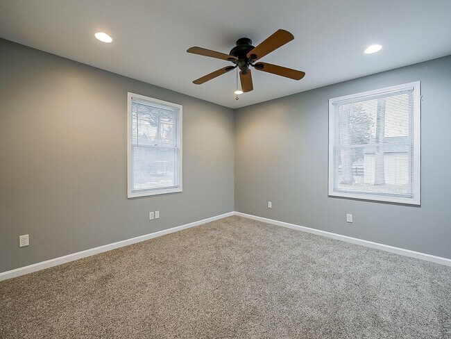 Building Photo - Charming 3-Bed, 2.5-Bath Home in Pinckney!