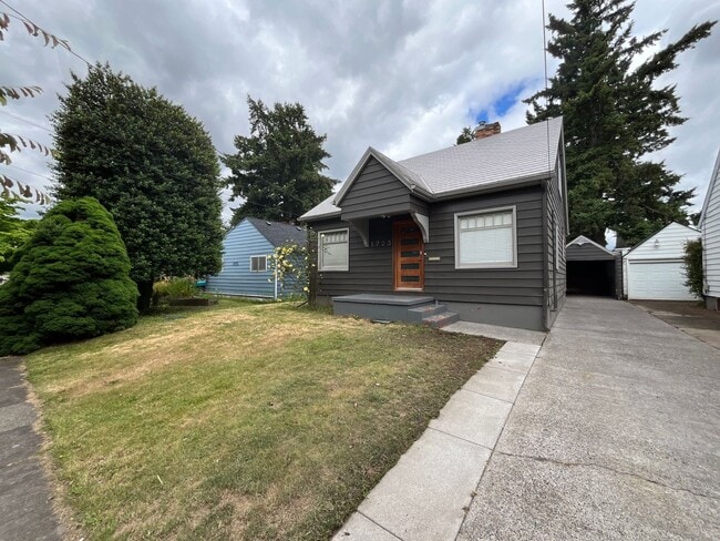 Building Photo - Stunning Rose City Park 5BD 2BA Home with Gas Fireplace Updated Finishes, Air Conditioning & Laun...
