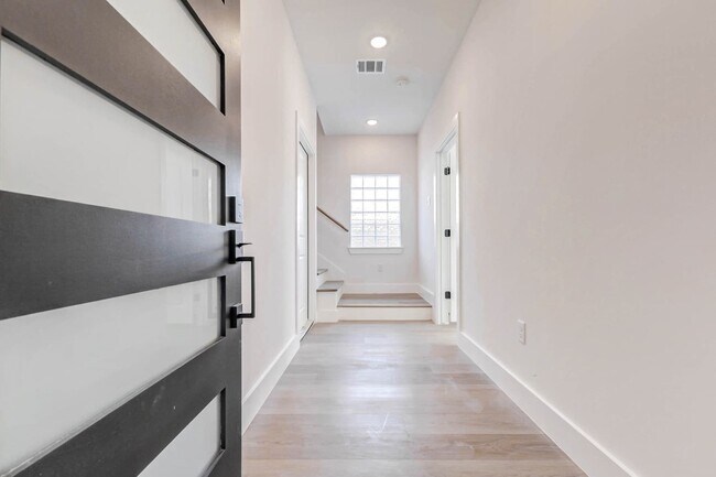 Building Photo - 5634 Dolores St