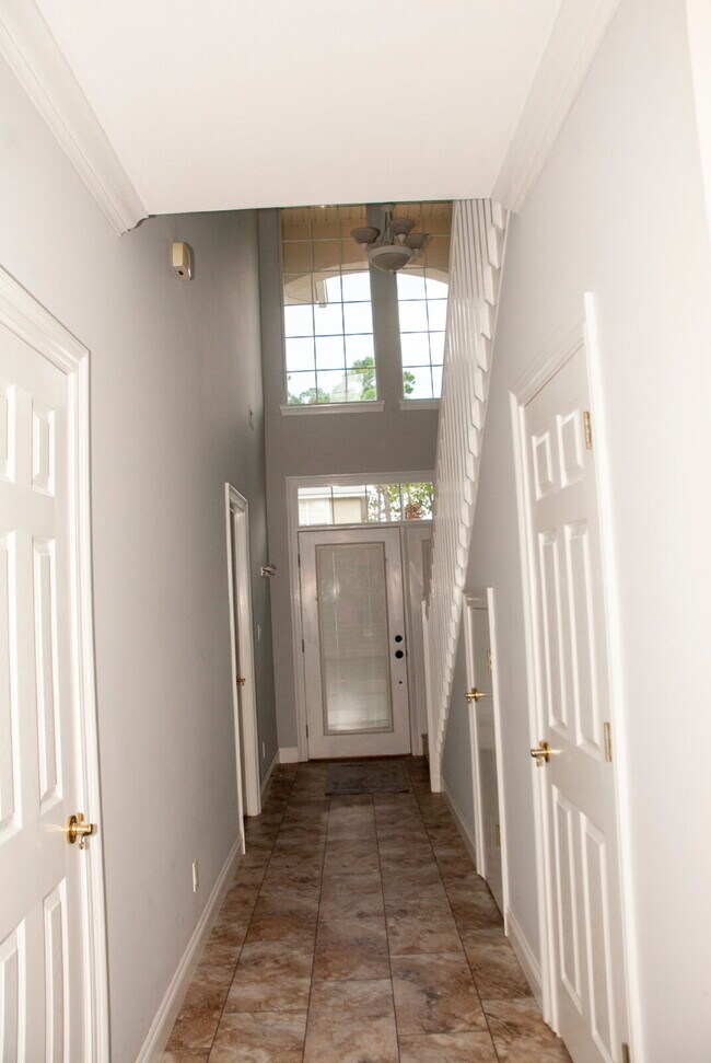 Building Photo - Luxury 3 bedroom 3.5 bath home in GATED community with BOAT SLIP!